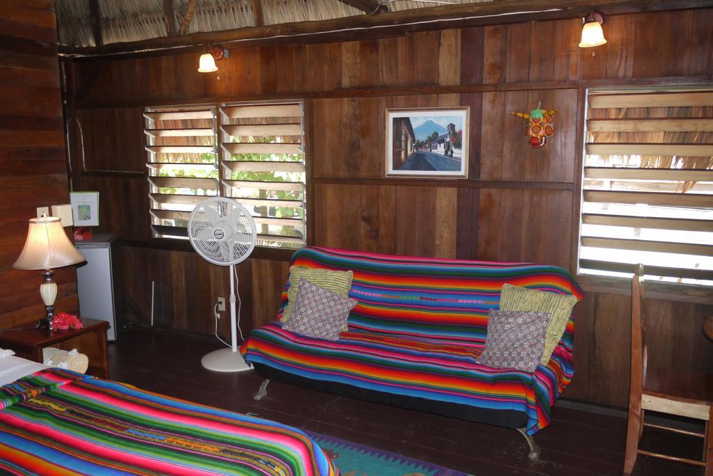 Green Parrot Beach Houses And Resort Placencia Extérieur photo