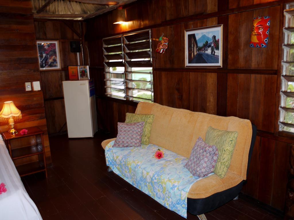 Green Parrot Beach Houses And Resort Placencia Extérieur photo