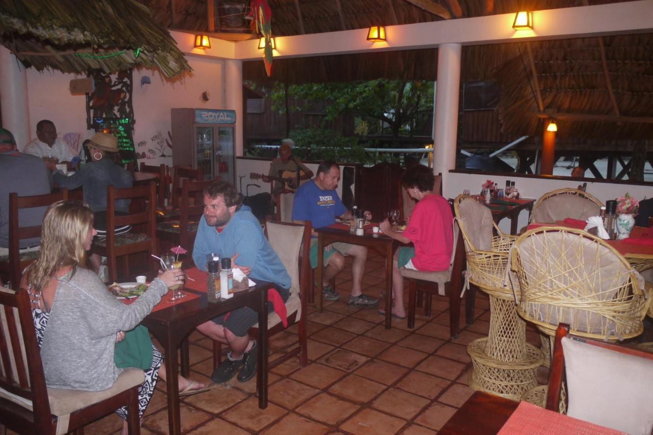 Green Parrot Beach Houses And Resort Placencia Extérieur photo