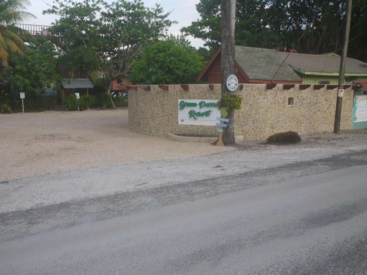 Green Parrot Beach Houses And Resort Placencia Extérieur photo