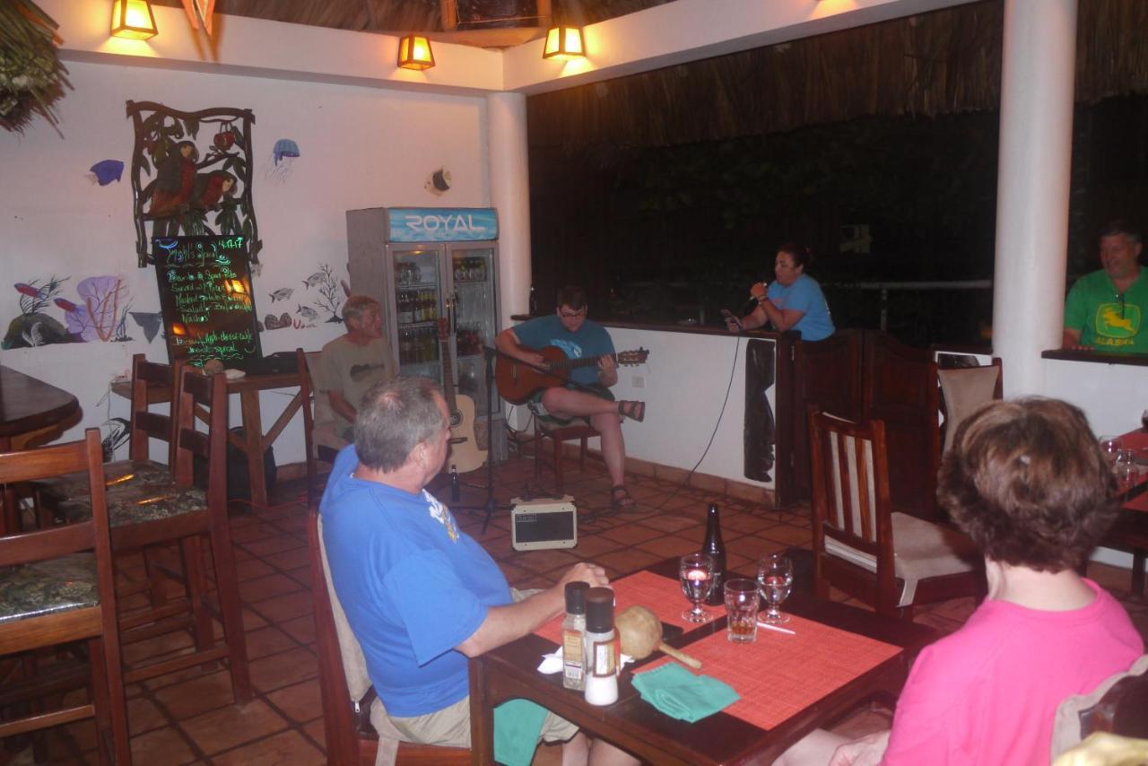 Green Parrot Beach Houses And Resort Placencia Extérieur photo
