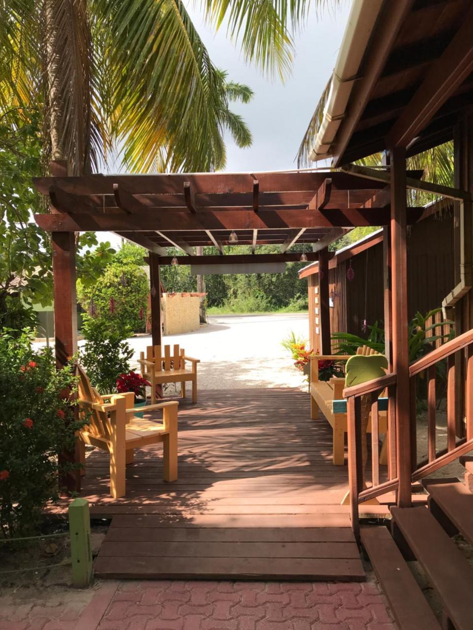 Green Parrot Beach Houses And Resort Placencia Extérieur photo